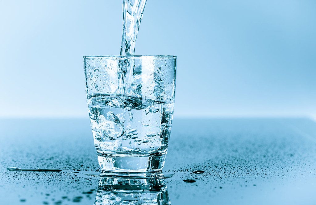 uống nước nhiều tốt cho bệnh gút