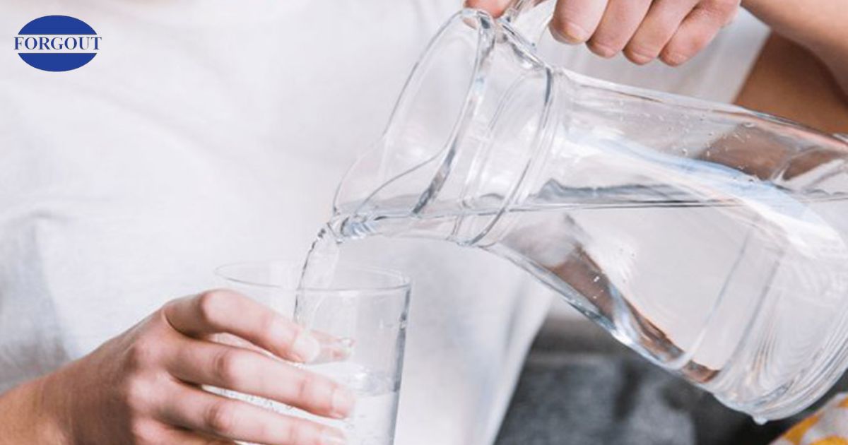 Luôn cảm thấy khát nước cũng là biểu hiện của axit uric tăng