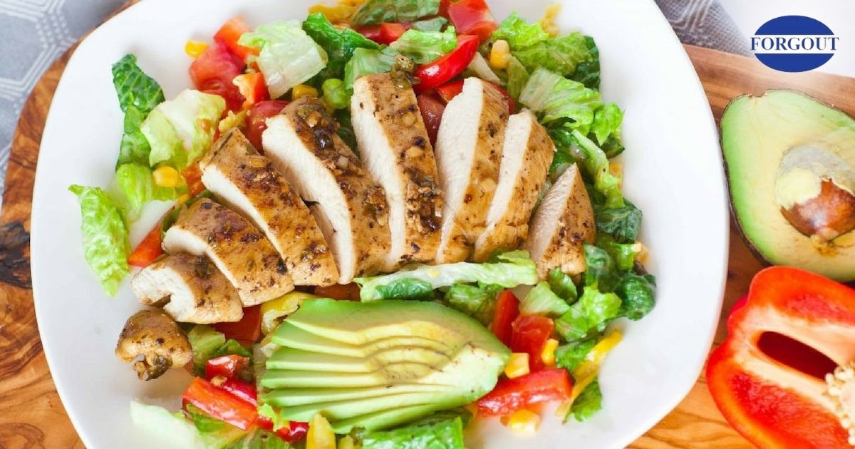 Salad gà có tác dụng hỗ trợ hoạt động của thận, tăng cường đào thải acid uric. (ảnh)